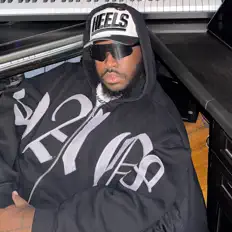 ST_PABLO सुनें, म्यूज़िक वीडियो देखें, बायो पढ़ें, दौरे की तारीखें और बहुत कुछ देखें!