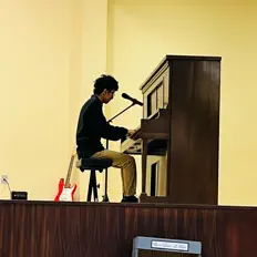 Emilio Moraytaを聴いたり、ミュージックビデオを鑑賞したり、経歴やツアー日程などを確認したりしましょう！