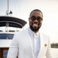 Poslechněte si interpreta undefined, sledujte hudební videa, přečtěte si životopis, podívejte se na data turné a další informace.