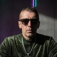 undefinedを聴いたり、ミュージックビデオを鑑賞したり、経歴やツアー日程などを確認したりしましょう！