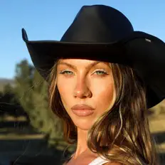 Écoutez Georgia Ku, regardez des vidéoclips, lisez la biographie, consultez les dates de tournée et plus encore !