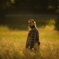 Ouve undefined, vê vídeos de música, lê a biografia, vê as datas da digressão e muito mais!