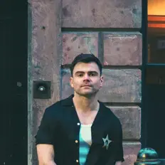 Isaac Butler सुनें, म्यूज़िक वीडियो देखें, बायो पढ़ें, दौरे की तारीखें और बहुत कुछ देखें!