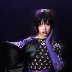 聆聽 Pháp Kiều、觀看音樂影片、閱讀小傳、查看巡演日期等！