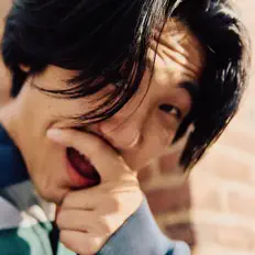 聆聽 Yoshi T.、觀看音樂影片、閱讀小傳、查看巡演日期等！