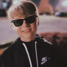 Ascolta L.M. YUNNG, guarda video musicali, leggi la biografia, vedi le date del tour & altro!