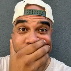 Phinisey सुनें, म्यूज़िक वीडियो देखें, बायो पढ़ें, दौरे की तारीखें और बहुत कुछ देखें!