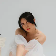 聆聽 Vicki Lovelee、觀看音樂影片、閱讀小傳、查看巡演日期等！