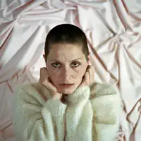 聆聽 undefined、觀看音樂影片、閱讀小傳、查看巡演日期等！