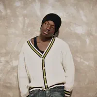 undefined dinle, müzik videolarını izle, biyografisini oku, tur tarihlerini ve daha fazlasını gör!