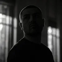Hör dir undefined an, schau dir Musikvideos an, lies die Biografie, finde Tourdaten und mehr!