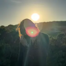 STRNGEを聴いたり、ミュージックビデオを鑑賞したり、経歴やツアー日程などを確認したりしましょう！