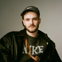 Poslechněte si interpreta undefined, sledujte hudební videa, přečtěte si životopis, podívejte se na data turné a další informace.
