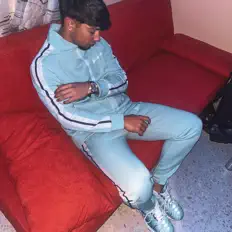 Jay teezeを聴いたり、ミュージックビデオを鑑賞したり、経歴やツアー日程などを確認したりしましょう！