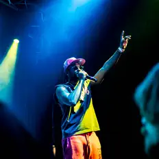 Écoutez Poor Rich Pesos, regardez des vidéoclips, lisez la biographie, consultez les dates de tournée et plus encore !