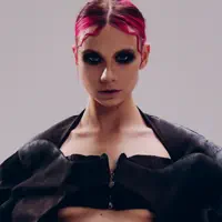 Poslechněte si interpreta undefined, sledujte hudební videa, přečtěte si životopis, podívejte se na data turné a další informace.