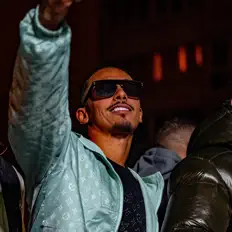 聆聽 Python Loco、觀看音樂影片、閱讀小傳、查看巡演日期等！