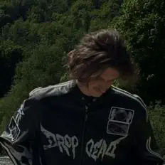 Hör dir Nakota an, schau dir Musikvideos an, lies die Biografie, finde Tourdaten und mehr!