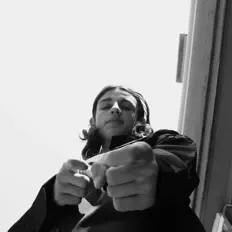 Écoutez noji, regardez des vidéoclips, lisez la biographie, consultez les dates de tournée et plus encore !