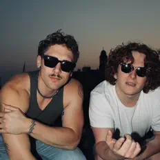 聆聽 TDK、觀看音樂影片、閱讀小傳、查看巡演日期等！