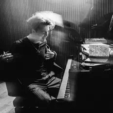 Hör dir Isaac Stuart an, schau dir Musikvideos an, lies die Biografie, finde Tourdaten und mehr!