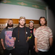 Hör dir NRWHL an, schau dir Musikvideos an, lies die Biografie, finde Tourdaten und mehr!