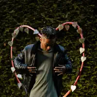 Poslechněte si interpreta undefined, sledujte hudební videa, přečtěte si životopis, podívejte se na data turné a další informace.