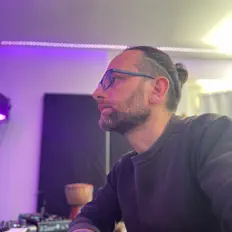 收听 7even Icon、观看音乐视频、阅读小传、查看巡演日期等 ！