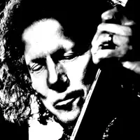 undefined dinle, müzik videolarını izle, biyografisini oku, tur tarihlerini ve daha fazlasını gör!