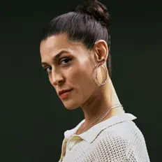 Ouça Dessa, assista a videoclipes, leia a biografia, veja as datas das turnês e mais!