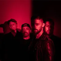 Écoutez undefined, regardez des vidéoclips, lisez la biographie, consultez les dates de tournée et plus encore !