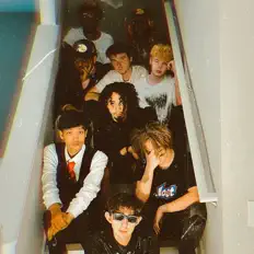 聆聽 O.M.O、觀看音樂影片、閱讀小傳、查看巡演日期等！