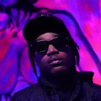 Poslechněte si interpreta undefined, sledujte hudební videa, přečtěte si životopis, podívejte se na data turné a další informace.