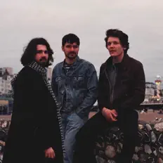 聆聽 Cusp、觀看音樂影片、閱讀小傳、查看巡演日期等！