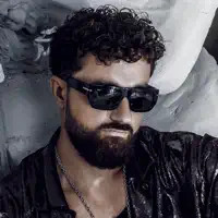 undefinedを聴いたり、ミュージックビデオを鑑賞したり、経歴やツアー日程などを確認したりしましょう！