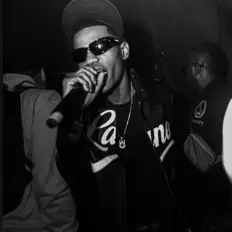 Hör dir One Don an, schau dir Musikvideos an, lies die Biografie, finde Tourdaten und mehr!