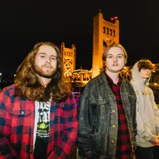 聆聽 Paper Airplanes、觀看音樂影片、閱讀小傳、查看巡演日期等！