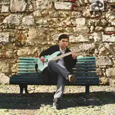 Zoroを聴いたり、ミュージックビデオを鑑賞したり、経歴やツアー日程などを確認したりしましょう！