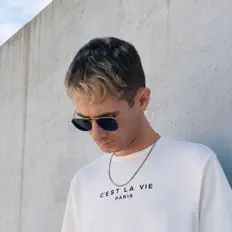 Poslechněte si interpreta Opamean, sledujte hudební videa, přečtěte si životopis, podívejte se na data turné a další informace.