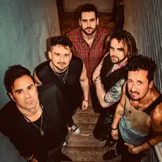 聆聽 Amongst Liars、觀看音樂影片、閱讀小傳、查看巡演日期等！