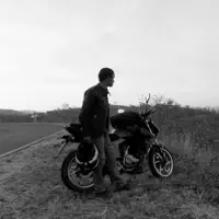 聆聽 undefined、觀看音樂影片、閱讀小傳、查看巡演日期等！