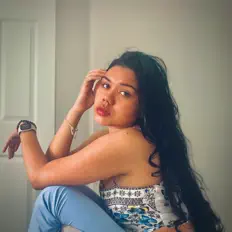 聆聽 Kyra Alexandria、觀看音樂影片、閱讀小傳、查看巡演日期等！