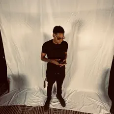 收听 VKM OB、观看音乐视频、阅读小传、查看巡演日期等 ！