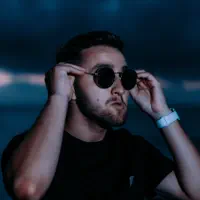 聆聽 undefined、觀看音樂影片、閱讀小傳、查看巡演日期等！