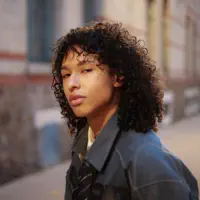 undefinedを聴いたり、ミュージックビデオを鑑賞したり、経歴やツアー日程などを確認したりしましょう！