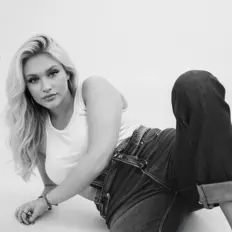 Chrissy Chakalis सुनें, म्यूज़िक वीडियो देखें, बायो पढ़ें, दौरे की तारीखें और बहुत कुछ देखें!