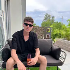 Josh Dayを聴いたり、ミュージックビデオを鑑賞したり、経歴やツアー日程などを確認したりしましょう！