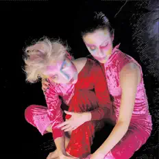 Decisive Pinkを聴いたり、ミュージックビデオを鑑賞したり、経歴やツアー日程などを確認したりしましょう！