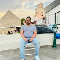 Hör dir Astro Red an, schau dir Musikvideos an, lies die Biografie, finde Tourdaten und mehr!