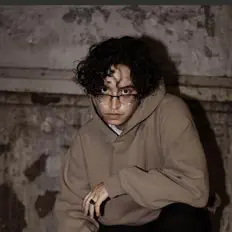 聆聽 DNA、觀看音樂影片、閱讀小傳、查看巡演日期等！